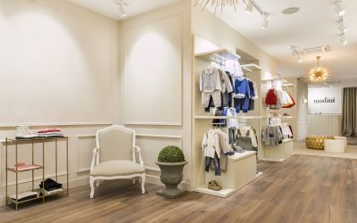 Resultados de la reforma integral de la boutique de ropa infantil en la calle Pau Claris en Barcelona
