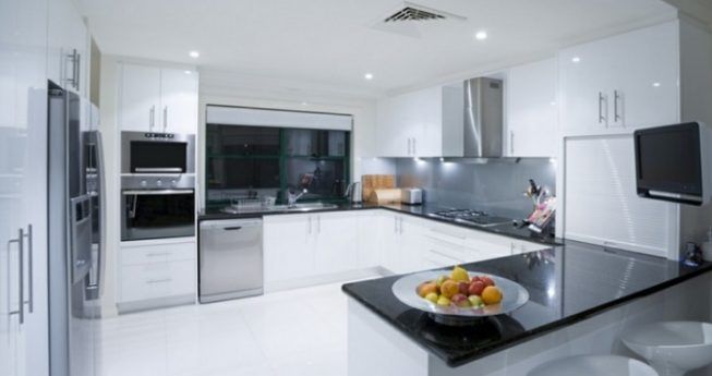 Cocina en blanco y metal