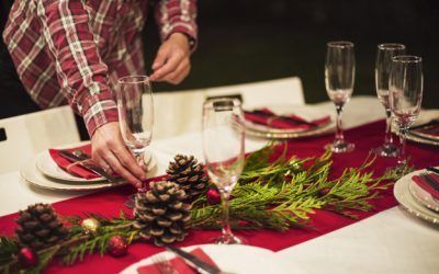 Decorar la mesa para una cena