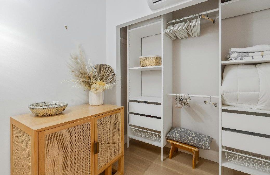 5 ideas para organizar vestidores pequeños