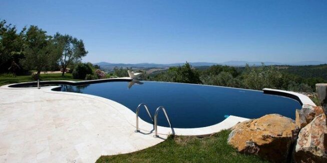 Ejemplo de piscina con fondo oscuro