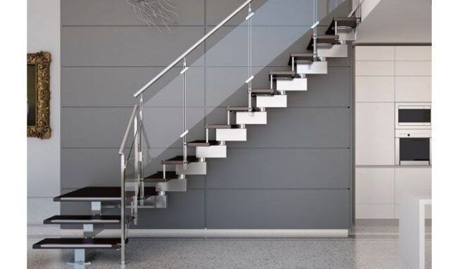 Escaleras de metal y con varandas de cristal