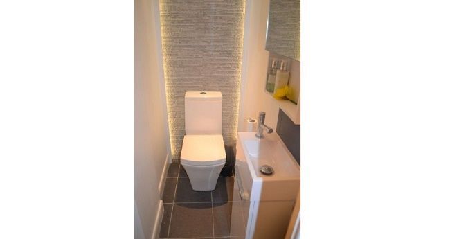 Paredes blancas en baño pequeño