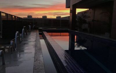 La tendència per a piscines que continua guanyant fama: un fons fosc